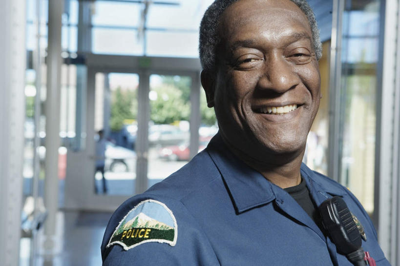 西方人,脸,头,脸颊,一个人,图书馆,笑,微笑,露齿笑,横图,室内,特写,白天,正面,窗户,落地窗,欧洲,非洲,黑人,欧洲人,仅一个男性,仅一个人,仅一个中年男性,朦胧,模糊,肩膀,玻璃窗,对讲机,安保,浏览室,男人,男性,中年男性,非洲人,头部,脸部,脸蛋,面部,半身,彩图,书库,图书库,阅览室