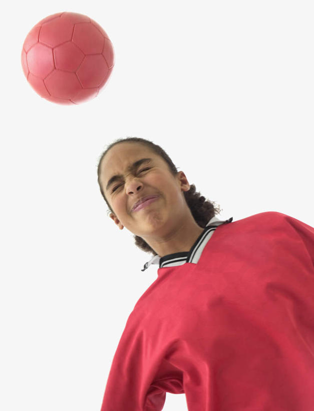 西方人,脸,头,脸颊,一个人,站,闭眼,竖图,室外,特写,白天,白色背景,仰视,锻炼,运动,足球,欧洲,非洲,黑人,欧洲人,仅一个年轻女性,仅一个女性,仅一个人,服装,休闲装,顶球,肩膀,衣服,蓝天,天空,天,站着,休闲,休闲服,服饰,体育,年轻女性,女人,女性,非洲人,头部,脸部,脸蛋,面部,闭眼睛,闭着眼,闭着眼睛,半身,彩图,低角度拍摄,健身