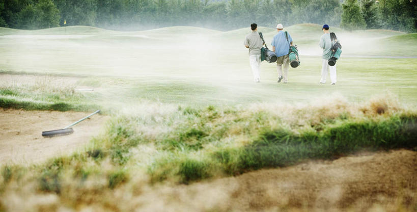 西方人,背,三个人,站,横图,室外,白天,草地,草坪,植物,雾,帽子,欧洲,欧洲人,撑,戴,朦胧,模糊,高尔夫,高尔夫球,击球,包,球袋,球杆,休闲装,高尔夫球场,草,背面,绿色,背着,站着,休闲,休闲服,单肩包,迷雾,钉耙,耙子,撑着,男人,男性,年轻男性,白种人,大雾,彩图,全身