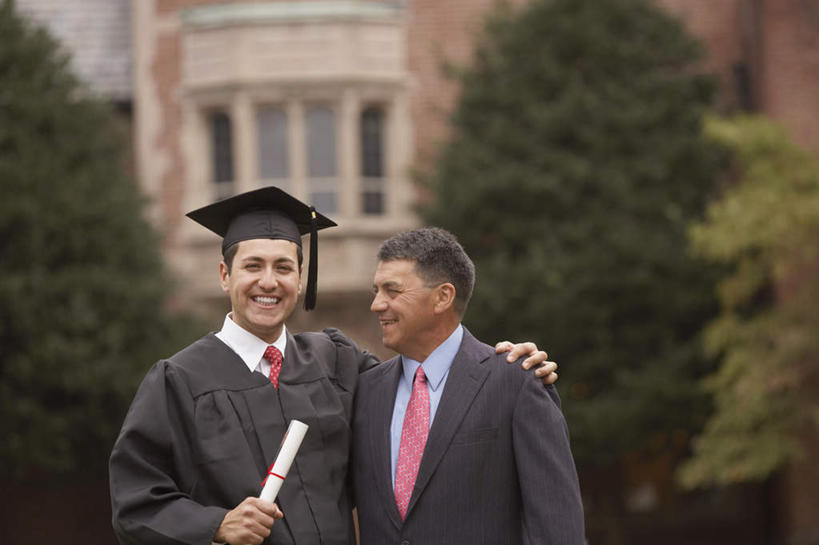 西方人,两个人,家庭,父亲,儿子,站,抱,笑,微笑,露齿笑,横图,室外,白天,正面,树林,植物,欧洲,欧洲人,朦胧,模糊,文凭,注视,树,树木,一个,绿色,自然,观察,看,站着,温暖,温馨,父子,一家人,父爱,单个,抱着,观看,和睦,察看,搂着,证书,博士帽,毕业,关注,博士服,学位证,学位证书,男人,男性,年轻男性,中年男性,白种人,搂,半身,彩图,融洽