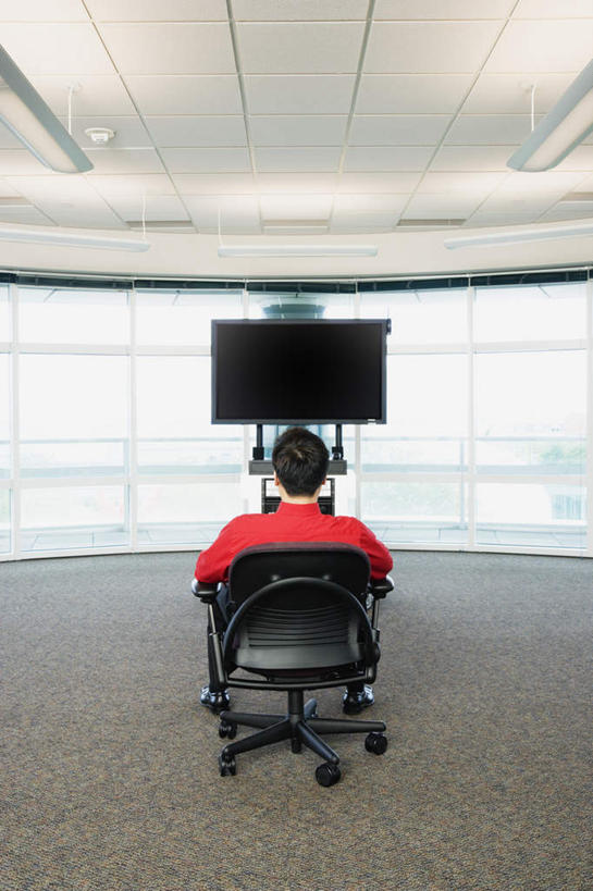 东方人,一个人,同事,商务男性,办公室,会议室,坐,竖图,室内,白天,成功,合作,团队,集体,信心,窗户,落地窗,电视,椅子,照明,欧洲,欧洲人,亚洲,仅一个男性,仅一个人,套装,开会,整齐,屏幕,灯饰,黄种人,设备,队伍,玻璃窗,灯,排列,仅一个年轻男性,背面,灯具,巨大,明亮,电子设备,领导,成就,商务装,合伙,领袖,工薪阶层,男人,男性,年轻男性,白种人,亚洲人,白领,上班族,电视机,坐着,彩图,全身