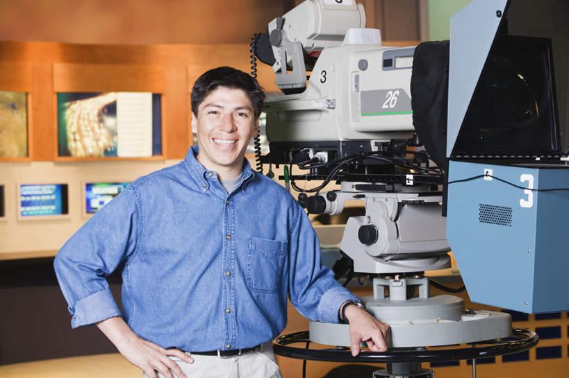 一个人,科学家,站,笑,微笑,露齿笑,横图,室内,白天,正面,衬衫,电脑,显示器,鼠标,键盘,仪器,仅一个男性,仅一个人,仅一个中年男性,科学,网络,研究人员,注视,设备,输入设备,通讯设备,手叉腰,蓝色,叉腰,观察,看,站着,台式电脑,观看,察看,关注,通信设备,输出设备,男人,男性,中年男性,科学工作者,半身,彩图,衬衣