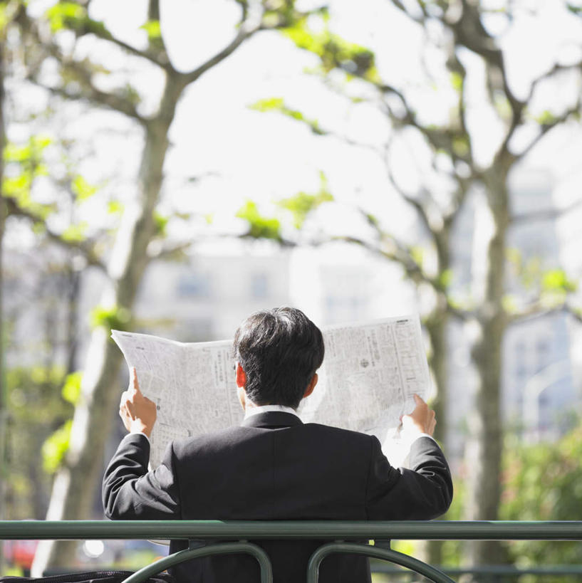 东方人,一个人,商务人士,商务男性,高楼大厦,栏杆,坐,竖图,室外,白天,衬衫,阅读,树林,植物,摩天大楼,报纸,椅子,东京,日本,亚洲,仅一个男性,仅一个人,阴影,套装,朦胧,模糊,光线,影子,拿,拿着,黄种人,护栏,树,树木,仅一个年轻男性,背面,绿色,蓝天,天空,阳光,自然,天,商务装,工薪阶层,东亚,朗读,本州,关东地方,本州岛,日本国,东京都,男人,男性,年轻男性,亚洲人,白领,上班族,坐着,半身,彩图,衬衣,大楼,高楼