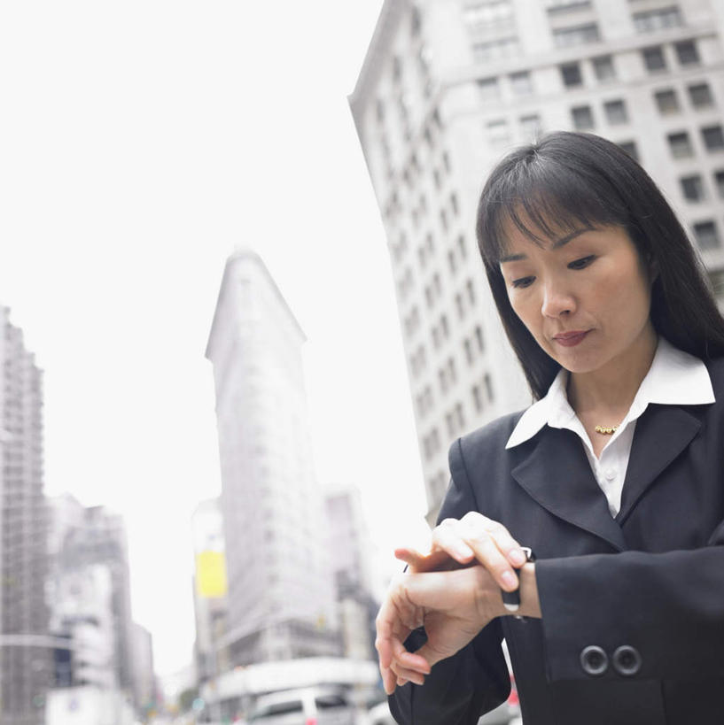 东方人,一个人,商务人士,商务女性,高楼大厦,站,竖图,室外,白天,仰视,摩天大楼,亚洲,仅一个女性,仅一个人,套装,手表,拿,拿着,注视,黄种人,观察,看,站着,仅一个中年女性,观看,察看,关注,商务装,工薪阶层,计时工具,女人,女性,中年女性,亚洲人,白领,上班族,半身,彩图,低角度拍摄,大楼,高层建筑,高楼,摩天楼