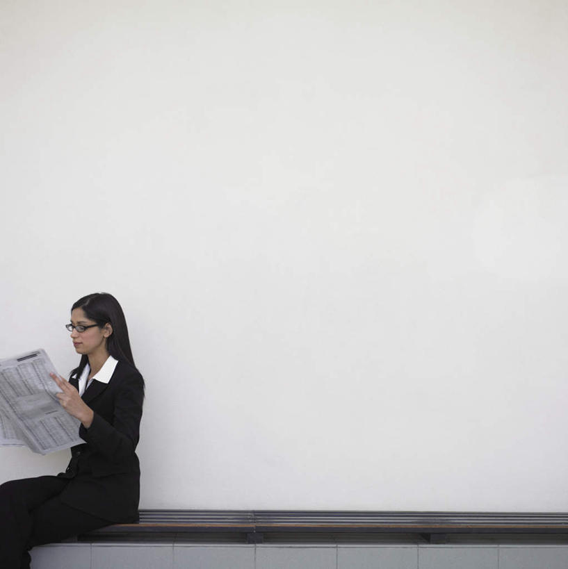 西方人,一个人,商务人士,商务女性,坐,竖图,室内,白天,侧面,阅读,报纸,欧洲,欧洲人,仅一个年轻女性,仅一个女性,仅一个人,套装,纸张,浏览,翻阅,商务装,工薪阶层,年轻女性,女人,女性,白种人,白领,上班族,坐着,半身,彩图