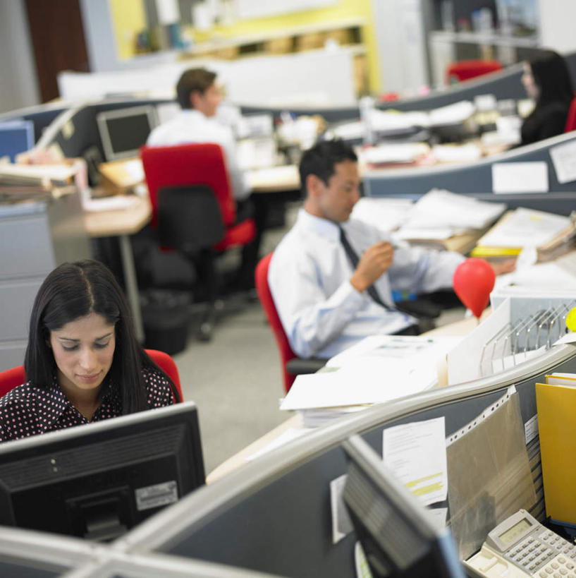 西方人,三个人,同事,商务人士,商务女性,坐,竖图,俯视,室内,白天,成功,合作,团队,集体,信心,桌子,欧洲,欧洲人,套装,朦胧,模糊,文件,注视,输入设备,队伍,资料,观察,看,观看,察看,领导,成就,关注,液晶显示屏,商务装,合伙,领袖,工薪阶层,输出设备,男人,男性,年轻男性,年轻女性,女性,白种人,白领,上班族,坐着,半身,彩图,高角度拍摄