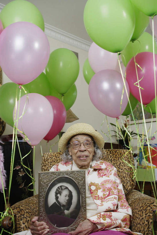 西方人,一个人,客厅,坐,竖图,室外,白天,正面,旅游,度假,欧洲,非洲,黑人,欧洲人,仅一个女性,仅一个人,服装,注视,休闲装,娱乐,画像,画框,衣服,气球,观察,看,享受,休闲,休闲服,放松,服饰,仅一个老年女性,观看,察看,关注,老年女性,女人,女性,非洲人,玩耍,坐着,半身,彩图