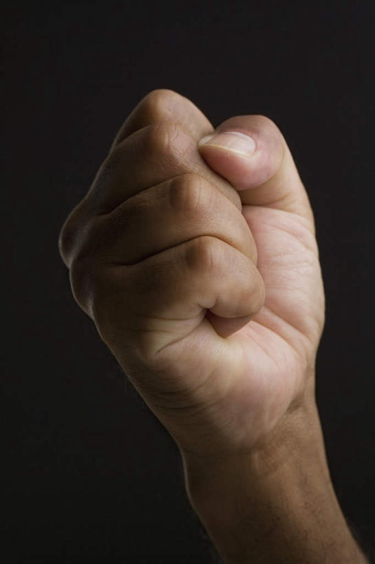 西方人,一个人,竖图,俯视,室内,特写,白天,欧洲,非洲,黑人,欧洲人,仅一个男性,仅一个人,黑色背景,仅一个年轻男性,加油,握拳,摄影,影棚,男人,男性,年轻男性,非洲人,半身,彩图,高角度拍摄,影棚拍摄,拍摄