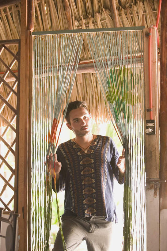 西方人,一个人,家,站,笑,微笑,竖图,室内,白天,正面,欧洲,欧洲人,仅一个男性,仅一个人,阴影,服装,光线,影子,房屋,屋子,竹帘,草屋,注视,休闲装,拉开,住宅,仅一个年轻男性,衣服,阳光,茅草屋,观察,看,站着,休闲,休闲服,服饰,观看,察看,关注,男人,男性,年轻男性,白种人,站立,半身,彩图,房子,茅舍,茅屋,小屋