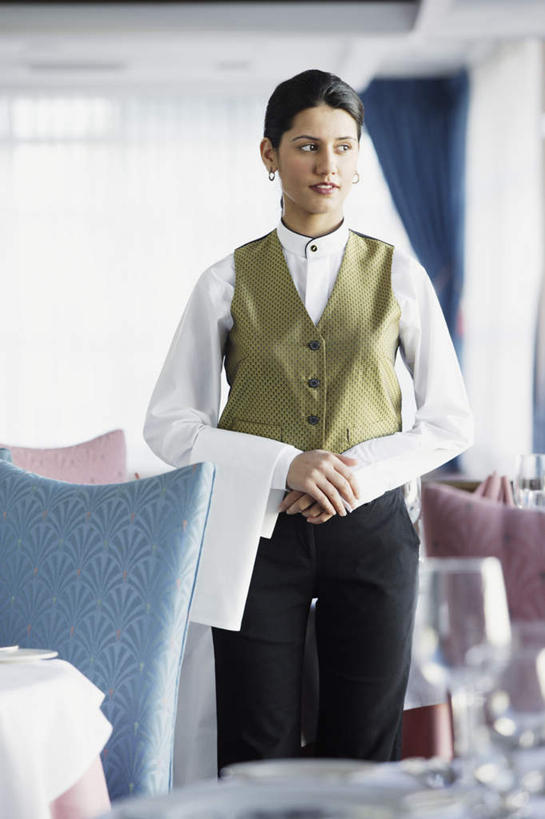 西方人,一个人,服务员,餐厅,站,竖图,室内,白天,正面,桌子,杯子,欧洲,欧洲人,仅一个年轻女性,仅一个女性,仅一个人,高脚杯,红酒杯,注视,酒杯,观察,看,站着,观看,察看,关注,接待员,年轻女性,女人,女性,白种人,侍者,玻璃杯,站立,半身,彩图