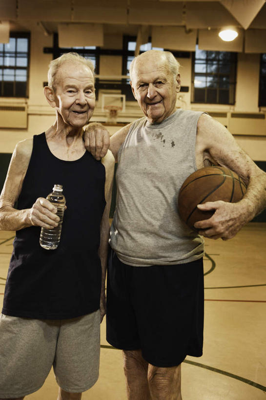 西方人,两个人,家庭,站,抱,笑,微笑,露齿笑,竖图,室内,白天,正面,锻炼,快乐,比赛,运动,竞争,篮球,欧洲,欧洲人,服装,塑料,篮球场,灯光,水瓶,拿,拿着,注视,休闲装,娱乐,衣服,观察,看,站着,享受,休闲,温暖,温馨,一家人,休闲服,放松,服饰,抱着,观看,争抢,和睦,察看,体育运动,关注,照明工具,体育,老年男性,男人,男性,白种人,站立,半身,彩图,健身,融洽