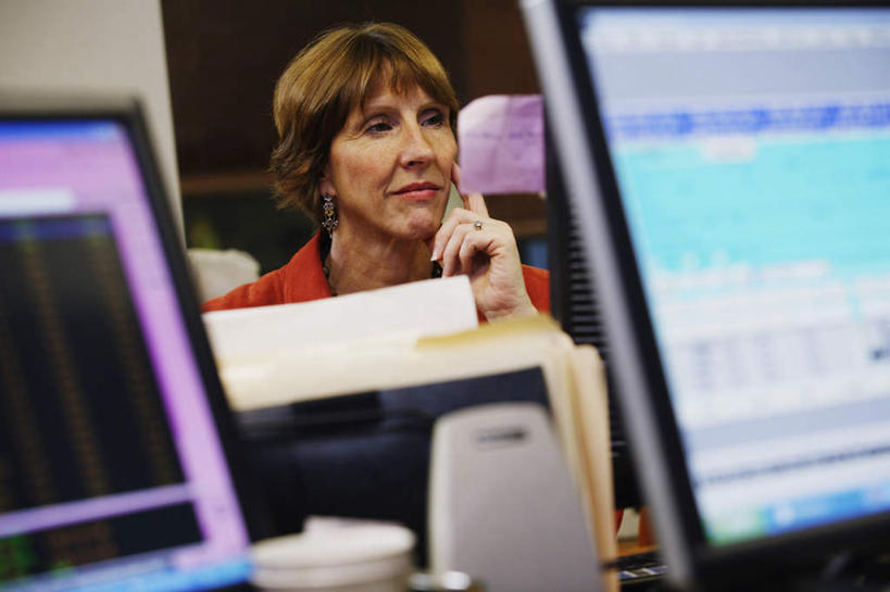 西方人,一个人,商务人士,商务女性,办公室,坐,横图,室内,白天,正面,桌子,欧洲,欧洲人,仅一个年轻女性,仅一个女性,仅一个人,套装,灯光,注视,输入设备,观察,看,思考,思索,观看,察看,关注,液晶显示屏,商务装,工薪阶层,输出设备,照明工具,年轻女性,女人,女性,白种人,白领,上班族,坐着,半身,彩图