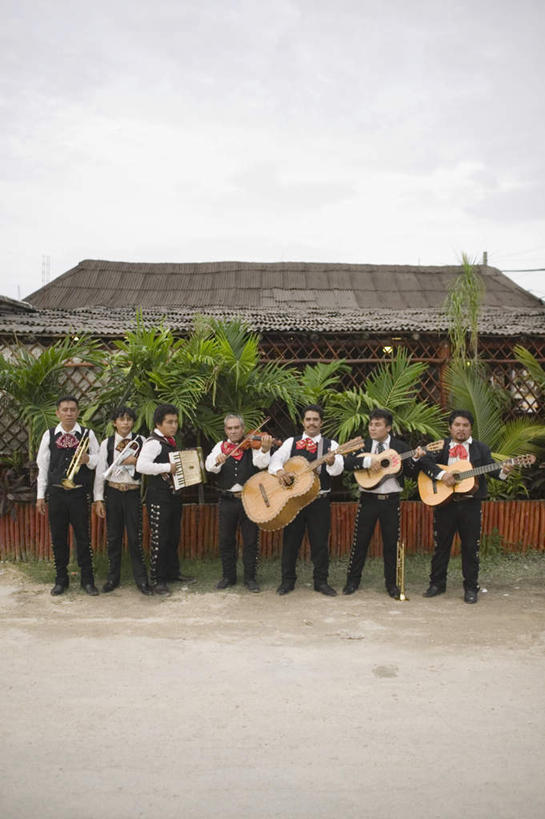 西方人,站,竖图,室外,白天,正面,西装,欧洲,欧洲人,套装,正装,领结,吉他,乐器,弦乐器,许多人,注视,观察,看,站着,一群人,享受,休闲,放松,观看,马甲,察看,关注,弹拨弦鸣乐器,男人,男性,年轻男性,白种人,站立,彩图,全身,弹拨弦乐器