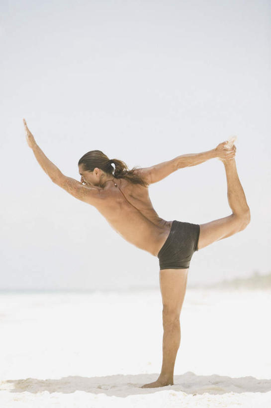 西方人,裸体,赤膊,一个人,站,竖图,室外,白天,侧面,锻炼,瑜伽,运动,海浪,海洋,沙滩,欧洲,欧洲人,仅一个男性,仅一个人,阴影,服装,光线,沙子,影子,海岸,浪花,沙地,休闲装,裸露,仅一个年轻男性,衣服,阳光,海水,站着,享受,休闲,休闲服,放松,服饰,赤裸,养身,裸,海景,男人,男性,年轻男性,白种人,大海,风浪,海,海水的波动,海滩,近岸浪,涌浪,站立,彩图,全身,健身