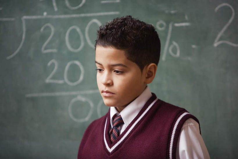 西方人,儿童,一个人,学生,站,横图,室内,白天,正面,制服,纯洁,欧洲,欧洲人,仅一个男性,仅一个人,服装,计算,笔,标志,工具,数字,文字,字,字符,领带,注视,休闲装,标识,小孩,衣服,粉笔,讲台,学习用品,黑板,低头,观察,看,站着,仅一个小孩,休闲,教室,校服,休闲服,可爱,童年,童趣,教学,阿拉伯数字,服饰,观看,文具用品,察看,象征,庄重,关注,身份,童真,烂漫,无邪,正式,地位,耐磨,白垩,教学黑板,天真,男孩,男人,男性,白种人,孩子,站立,半身,彩图,男生