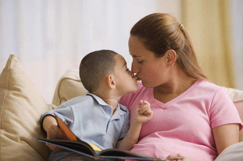 西方人,儿童,孕妇,两个人,家庭,母亲,儿子,坐,吻,横图,室内,白天,侧面,纯洁,欧洲,欧洲人,服装,拿,拿着,注视,休闲装,小孩,衣服,画册,观察,看,休闲,温暖,温馨,母子,一家人,怀孕,休闲服,可爱,母爱,童年,童趣,服饰,观看,和睦,察看,待产,关注,童真,烂漫,无邪,妊娠,准妈妈,天真,男孩,年轻女性,女人,女性,白种人,孩子,年轻人,产妇,书,接吻,亲,亲吻,亲嘴,坐着,半身,彩图,融洽,男生