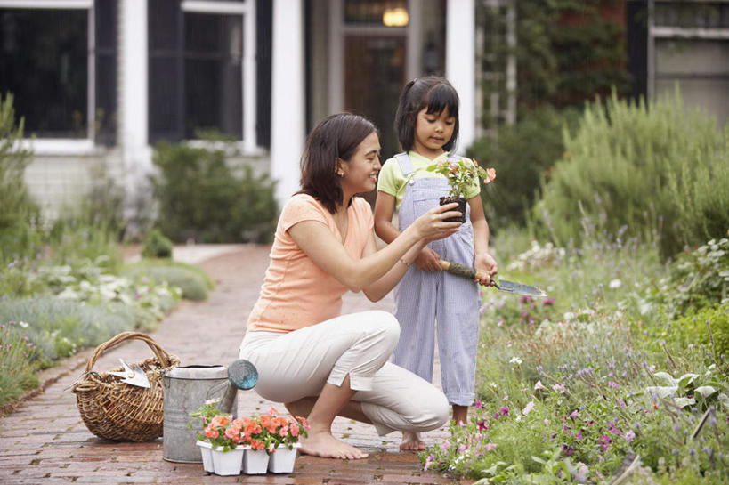 东方人,儿童,两个人,家庭,母亲,女儿,蹲,笑,微笑,露齿笑,横图,室外,白天,正面,纯洁,草地,草坪,花海,花圃,森林,树林,植物,叶子,亚洲,服装,盛开,水桶,房屋,屋子,公寓,花蕾,注视,休闲装,黄种人,浇花,浇水,楼房,住宅,草,花,花瓣,花朵,鲜花,树,树木,小孩,衣服,绿色,饰品,手链,首饰,竹篮,花丛,花束,花田,花苞,花蕊,观察,看,休闲,温暖,温馨,母女,一家人,休闲服,可爱,母爱,童年,童趣,提,服饰,观看,和睦,察看,提着,关注,童真,烂漫,无邪,天真,年轻女性,女孩,女人,女性,亚洲人,孩子,年轻人,蹲着,彩图,全身,房子,融洽,女生