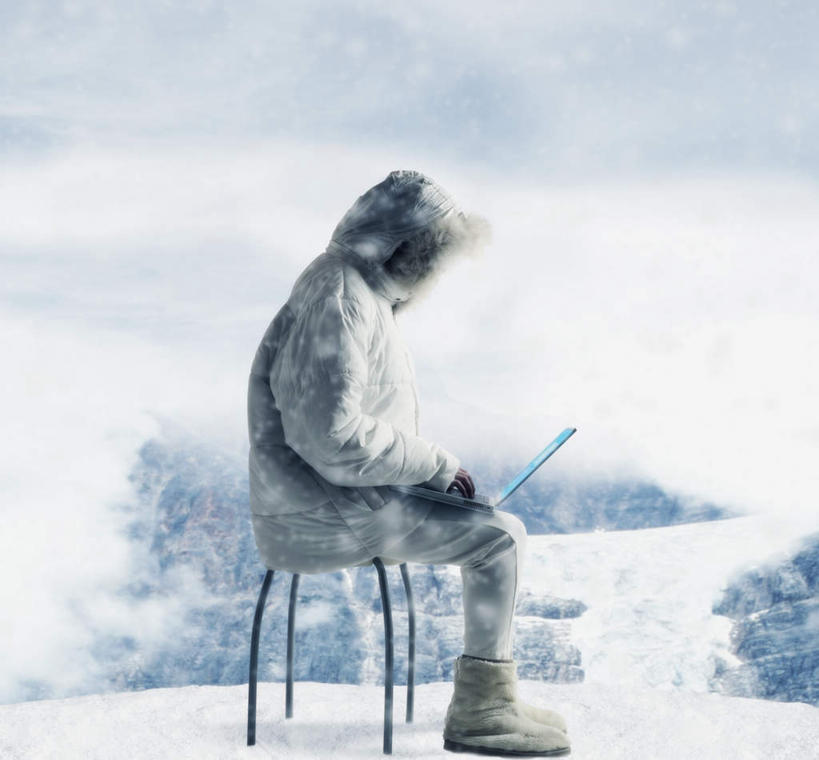 西方人,一个人,横图,室外,白天,侧面,电脑,笔记本电脑,雪,大雪,欧洲,欧洲人,仅一个年轻女性,仅一个女性,仅一个人,敲打,服装,网络,积雪,雪景,冬季,冬天,注视,输入,通讯设备,衣服,打字,观察,看,温暖,棉衣,寒冷,服饰,观看,保暖,点击,一台,敲击,察看,无线,御寒,关注,通信设备,无线网络,无线上网,便携式电脑,棉袄,严寒,棉服,冬装,按键,手提电脑,年轻女性,女人,女性,白种人,彩图,全身,袄子,棉被服