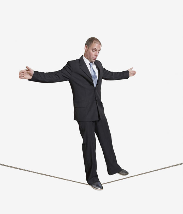 西方人,一个人,商务人士,商务男性,走,伸展双臂,竖图,室内,白天,白色背景,侧面,衬衫,锻炼,旅游,度假,探险,运动,欧洲,欧洲人,仅一个男性,仅一个人,仅一个中年男性,套装,领带,注视,娱乐,极限运动,踩,踩着,观察,看,享受,休闲,放松,摄影,影棚,观看,察看,象征,庄重,关注,室外运动,商务装,身份,户外运动,工薪阶层,正式,地位,走钢丝,冒险,体育,男人,男性,中年男性,白种人,白领,上班族,步行,敞开双臂,散步,伸开双臂,展开双肩,张开手臂,张开双臂,走路,彩图,全身,影棚拍摄,衬衣,健身,拍摄,达瓦孜