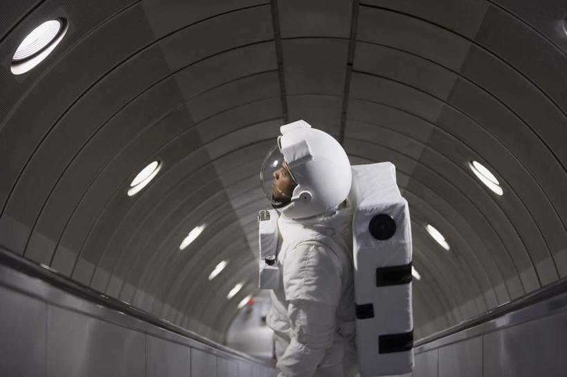 西方人,一个人,宇航员,走,横图,室内,白天,侧面,探险,神秘,宇宙,照明,欧洲,非洲,黑人,欧洲人,仅一个男性,仅一个人,宇航服,漂浮,飘扬,飞船,光线,科学,隧道,太空,太空船,星球,头盔,光,星云,灯光,飘落,注视,顶灯,灯,仅一个年轻男性,行走,自然,灯具,观察,看,行星,探索,太阳系,星系,观看,下沉,发现,照亮,火星,天体,察看,太空服,照明设备,地道,关注,降落,宇宙飞船,星体,天文学,外太空,飘零,八大行星,荧惑星,男人,男性,年轻男性,非洲人,步行,走路,半身,彩图