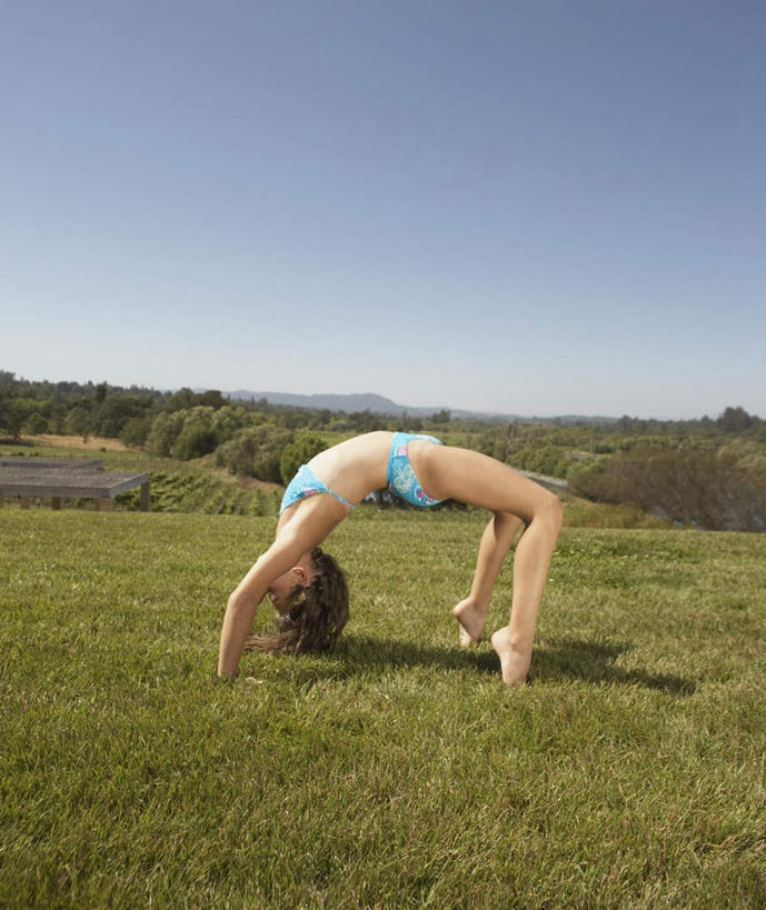 西方人,儿童,腿部,脚,脚趾,脚趾甲,腿,一个人,站,竖图,室外,白天,侧面,泳装,比基尼,锻炼,瑜伽,纯洁,运动,草地,草坪,植物,欧洲,欧洲人,仅一个女性,仅一个人,弯腰,阴影,光线,影子,注视,光脚,草,小孩,蓝色,绿色,蓝天,天空,阳光,天,观察,看,站着,仅一个小孩,赤脚,可爱,童年,童趣,养生,晴朗,观看,踮,察看,关注,童真,烂漫,无邪,万里无云,弯身,踮着,桥式,体育,天真,女孩,女人,女性,白种人,孩子,脚指甲,晴空,晴空万里,站立,彩图,全身,三点式,泳衣,健身,女生