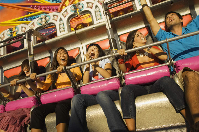 东方人,西方人,伙伴,朋友,游乐园,栏杆,坐,举,笑,微笑,露齿笑,横图,室外,白天,正面,游戏,友谊,安全,游乐场,欧洲,欧洲人,亚洲,五个人,一排,阴影,服装,惊讶,整齐,光线,影子,围栏,带子,防护,许多人,玩,注视,休闲装,黄种人,娱乐,护栏,排列,衣服,蓝色,蓝天,天空,阳光,安全带,绳子,天,观察,看,托,张嘴,一群人,休闲,休闲服,服饰,游乐设施,跳楼机,晴朗,观看,活动,保护,绳索,惊奇,察看,队列,发泄,关注,消遣,智力,下降,降落,保险,张大嘴巴,万里无云,安全绳,宣泄,保全,周全,安稳,安定,乐园,滑落,游艺设施,降低,爬升,下跌,下落,平安,友情,男人,男性,年轻男性,年轻女性,女人,女性,白种人,亚洲人,晴空,晴空万里,张开嘴,举起,举手,举着,玩耍,嬉戏,向上举,向上伸,向上托,坐着,半身,彩图