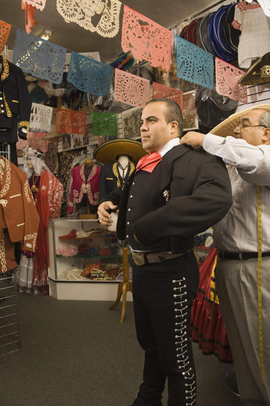 西方人,两个人,商店,站,举,竖图,室内,白天,侧面,装修,建筑,欧洲,欧洲人,服装,测量,皮尺,刻度,注视,休闲装,商铺,衣服,尺,软尺,观察,看,托,站着,休闲,休闲服,量,服饰,观看,测量工具,尺子,察看,关注,演出服,量具,量仪,塑料卷尺,市肆,商号,纤维尺,纤维圆尺,圆尺,老年男性,男人,男性,年轻男性,白种人,举起,举手,举着,向上举,向上伸,向上托,站立,半身,彩图,礼服,店铺