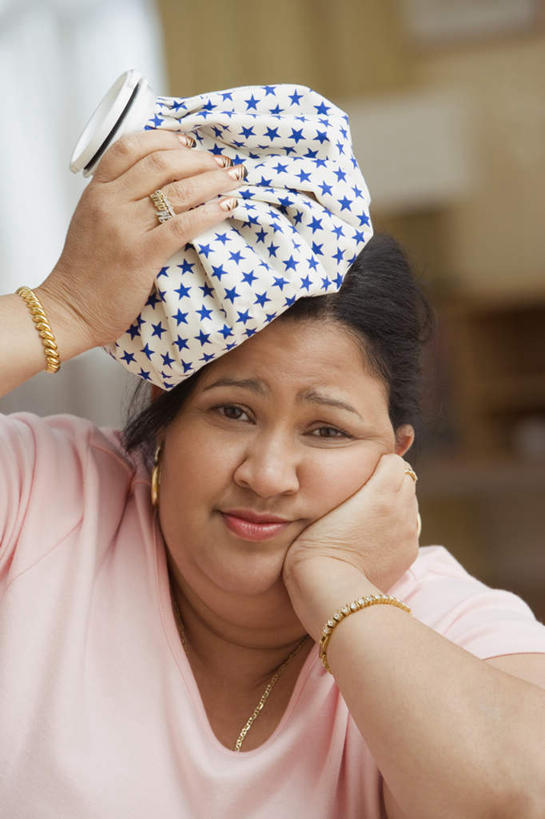 西方人,脸,头,脸颊,一个人,坐,竖图,室内,特写,白天,正面,项链,欧洲,欧洲人,仅一个年轻女性,仅一个女性,仅一个人,撑,阴影,服装,光线,影子,冰,冰块,拿,拿着,托腮,注视,休闲装,冷冻,装饰品,衣服,饰品,首饰,观察,看,托,休闲,休闲服,寒冷,考虑,思想,无奈,服饰,冷藏,观看,察看,冰冷,关注,托下巴,保鲜,年轻女性,女人,女性,白种人,头部,脸部,脸蛋,面部,坐着,半身,彩图