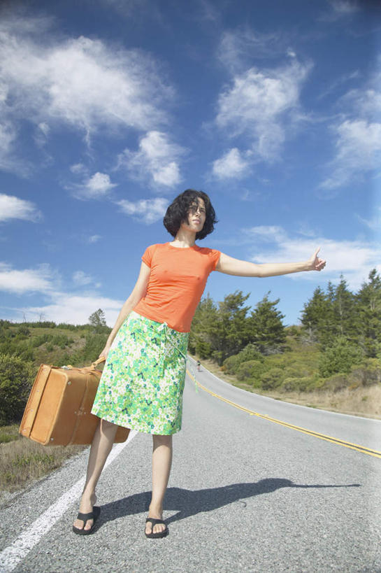 西方人,一个人,站,竖图,室外,白天,正面,草地,草坪,森林,树林,植物,道路,路,公路,皮箱,欧洲,欧洲人,仅一个年轻女性,仅一个女性,仅一个人,阴影,服装,光线,影子,云,云朵,交通,云彩,注视,休闲装,草,树,树木,衣服,蓝色,绿色,白云,蓝天,天空,阳光,自然,天,观察,看,站着,休闲,休闲服,提,服饰,生长,晴朗,成长,观看,察看,关注,年轻女性,女人,女性,白种人,晴空,马路,站立,彩图,全身