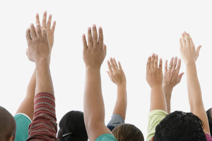 西方人,手,伙伴,朋友,站,举,横图,室内,特写,白天,白色背景,友谊,欧洲,欧洲人,服装,许多人,挥手,休闲装,再见,背面,衣服,手势,托,站着,招手,一群人,休闲,手部,休闲服,摄影,服饰,影棚,告别,摆动,离别,辞行,友情,男人,男性,年轻男性,年轻女性,女人,女性,中年男性,中年女性,白种人,举起,举手,举着,向上举,向上伸,向上托,站立,半身,彩图,影棚拍摄,拍摄