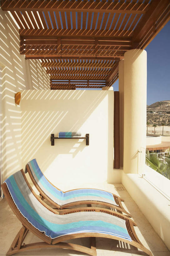 无人,宾馆,露台,竖图,室外,白天,正面,度假,美景,阳台,城市风光,城市,椅子,墨西哥,阴影,光线,影子,墙,躺椅,景观,娱乐,墙壁,墙面,蓝色,蓝天,天空,阳光,天,享受,休闲,景色,放松,晴朗,沙滩椅,北美,北美洲,美洲,万里无云,北亚美利加洲,亚美利加洲,墨西哥合众国,仙人掌王国,下加利福尼亚州,洛斯卡沃斯,晴空,晴空万里,彩图,客店,客栈,露天阳台,旅店,旅馆,旅舍,汽车旅馆