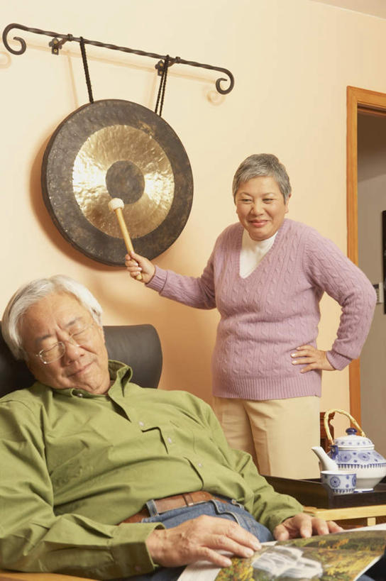 东方人,老年人,两个人,家庭,夫妻,站,坐,闭眼,笑,睡,微笑,露齿笑,竖图,室内,白天,正面,爱情,桌子,椅子,亚洲,握,阴影,服装,艺术,反射,木制,壶,影子,木椅,墙,乐器,浪漫,音乐,拿,茶几,拿着,注视,休闲装,黄种人,手叉腰,墙壁,墙面,水壶,衣服,茶壶,木制品,容器,叉腰,观察,看,站着,休闲,温暖,温馨,一家人,休闲服,恩爱,握着,恋人,服饰,观看,打击乐器,和睦,察看,关注,民族乐器,铜锣,古乐器,老年男性,老年女性,男人,男性,女人,女性,亚洲人,夫妇,情侣,闭眼睛,闭着眼,闭着眼睛,困,困觉,寝息,睡觉,站立,坐着,半身,彩图,伴侣,融洽