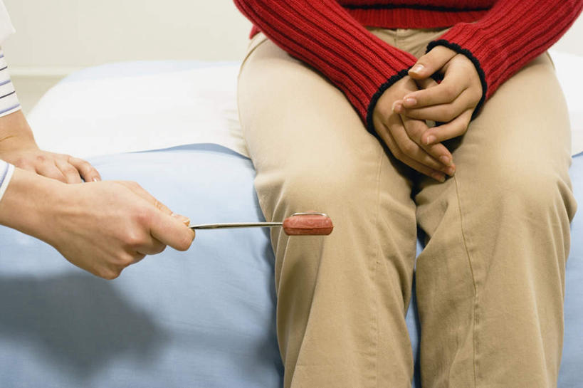 西方人,手,两个人,医生,病人,医院,横图,俯视,室内,白天,毛衣,床,欧洲,欧洲人,双手,握,阴影,服装,检查,反射,锤子,影子,床单,休闲装,被子,一个,衣服,红色,病床,医护人员,医疗人员,休闲,手部,休闲服,握着,服饰,单个,医疗设备,诊断,被单,白大褂,病患,医疗器械,线衫,医疗机构,叩诊锤,判断,年轻女性,女人,女性,中年女性,白种人,大夫,患者,就医者,半身,彩图,高角度拍摄,绒衣,套衫,套头毛衣,线衣,病院,诊所,护理床,医疗床