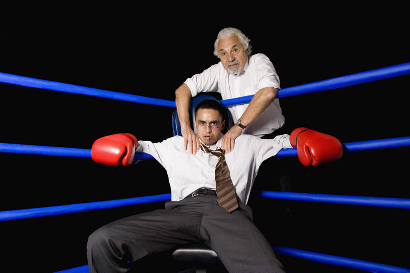 西方人,两个人,商务人士,拳击手,商务男性,栏杆,站,坐,横图,室内,白天,正面,衬衫,按摩,锻炼,安全,比赛,运动,拳击,欧洲,欧洲人,阴影,黑色背景,套装,反射,影子,围栏,防护,领带,拳击手套,注视,运动器械,护栏,红色,蓝色,手套,观察,看,站着,教练,享受,健康,健身器械,保健,观看,保护,察看,象征,庄重,关注,保险,商务装,身份,受伤,健身器材,工薪阶层,指压,保全,周全,安稳,安定,正式,地位,防护手套,平安,体育,老年男性,男人,男性,中年男性,白种人,白领,拳击家,拳击运动员,上班族,站立,坐着,半身,彩图,衬衣,健身,推拿,运动器材,淤青