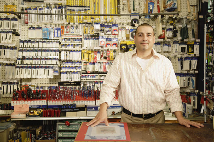 东方人,一个人,商店,站,笑,微笑,横图,室内,白天,正面,衬衫,亚洲,仅一个男性,仅一个人,仅一个中年男性,服装,注视,黄种人,商铺,货架,架子,衣服,观察,看,站着,pos机,服饰,收银台,观看,察看,衣着,穿着,关注,收银,收银机,陈列架,超市货架,市肆,商号,衣饰,男人,男性,中年男性,亚洲人,站立,半身,彩图,衬衣,店铺,五金店