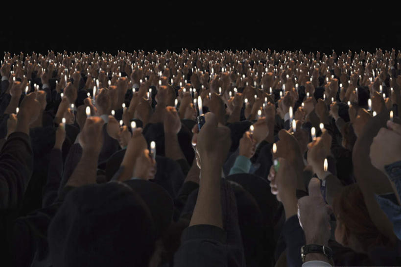 西方人,手,观众,举,横图,室内,夜晚,热情,火,欧洲,欧洲人,握,黑色背景,服装,火焰,许多人,燃烧,拿,拿着,背面,衣服,托,一群人,手部,打火机,握着,服饰,衣着,穿着,衣饰,取火装置,小型取火装置,男人,男性,年轻男性,年轻女性,女人,女性,中年男性,中年女性,白种人,观赏人员,举起,举手,举着,向上举,向上伸,向上托,半身,彩图