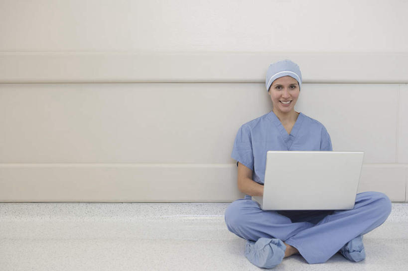 西方人,一个人,医生,医院,坐,笑,盘腿,微笑,露齿笑,横图,室内,白天,正面,工作服,制服,电脑,笔记本电脑,欧洲,欧洲人,仅一个女性,仅一个人,敲打,分离,网络,墙,过滤,分开,注视,输入,通讯设备,墙壁,墙面,白色,口罩,打字,观察,看,仅一个中年女性,医护人员,医疗人员,隔断,遮掩,观看,隔离,点击,敲击,察看,卫生,无线,掩盖,遮挡,关注,净化,间隔,通信设备,防护服,预防,无线网络,隔离服,无线上网,便携式电脑,无菌服,遮盖,防尘,医疗机构,鞋套,掩饰,断绝,隔开,屏蔽,屏绝,远离,中断,阻遏,阻隔,工作制服,按键,手提电脑,女人,女性,中年女性,白种人,大夫,盘腿而坐,盘膝,盘着腿的,盘着腿坐,双腿交叉,坐着,彩图,全身,工作套服,病院,诊所,防静电工装,隔工作服,洁净工装,洁净工作服,净化服,无尘工作服,无尘衣,鞋罩