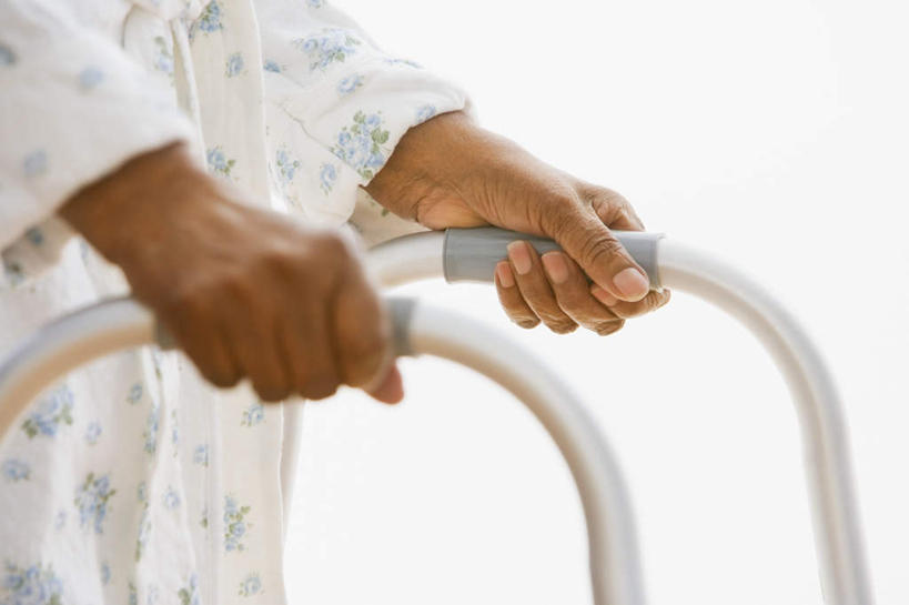 西方人,手,一个人,站,横图,室内,特写,白天,侧面,欧洲,非洲,黑人,欧洲人,双手,仅一个男性,仅一个人,握,服装,朦胧,模糊,工具,墙,墙壁,墙面,衣服,白色,站着,仅一个老年男性,手部,器械,握着,服饰,拐杖,衣着,穿着,医疗器械,助行器,病号服,辅助设备,衣饰,老年男性,男人,男性,非洲人,站立,半身,彩图,病患服,四脚拐杖,助步器