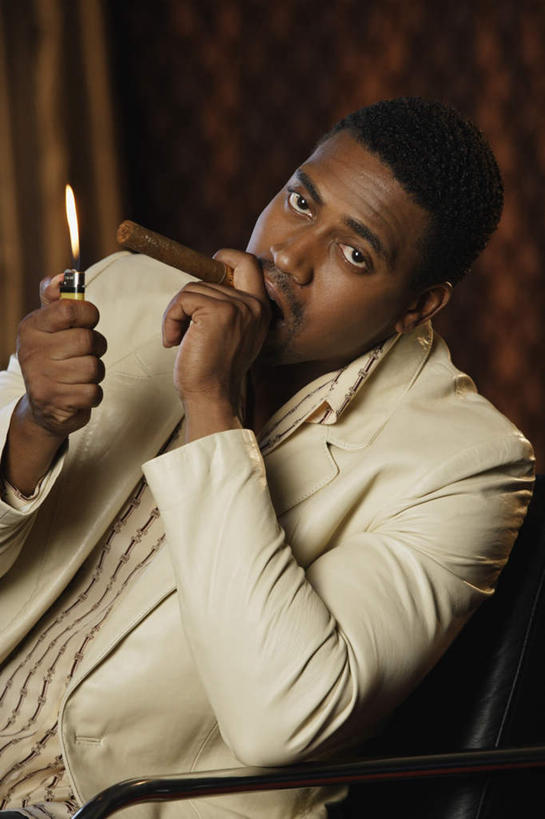 西方人,一个人,酒吧,坐,吸烟,竖图,室内,夜晚,正面,衬衫,西装,聚会,奢侈,夜生活,热情,香烟,火,欧洲,非洲,黑人,欧洲人,仅一个男性,仅一个人,仅一个中年男性,握,套装,正装,火焰,燃烧,拿,拿着,注视,职业装,娱乐,观察,看,享受,休闲,打火机,雪茄,烟,放松,握着,观看,夜店,察看,关注,夜总会,淡定,从容,取火装置,小型取火装置,男人,男性,中年男性,非洲人,烟草,抽烟,坐着,半身,彩图,衬衣,酒吧间,酒馆