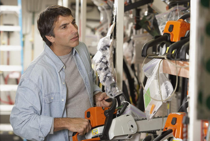 西方人,一个人,商店,站,横图,室内,白天,正面,欧洲,欧洲人,仅一个男性,仅一个人,仅一个中年男性,握,服装,工具,拿,拿着,注视,休闲装,商铺,货架,架子,衣服,观察,看,站着,休闲,休闲服,握着,服饰,观看,锯子,察看,电锯,切割,关注,锯,陈列架,超市货架,市肆,商号,动力锯,男人,男性,中年男性,白种人,站立,半身,彩图,店铺,五金店,割