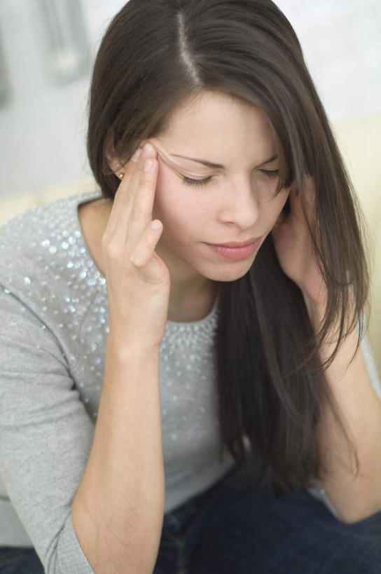 西方人,一个人,坐,闭眼,竖图,室内,白天,正面,按摩,欧洲,欧洲人,仅一个年轻女性,仅一个女性,仅一个人,服装,朦胧,模糊,休闲装,衣服,享受,休闲,健康,皱眉,休闲服,保健,服饰,痛苦,指压,年轻女性,女人,女性,白种人,闭眼睛,闭着眼,闭着眼睛,坐着,半身,彩图,推拿