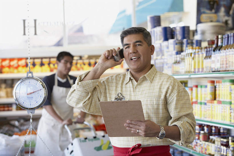 两个人,家庭,父亲,儿子,商店,站,笑,说,打电话,微笑,露齿笑,横图,室内,白天,正面,工作服,制服,购物,讨论,消费,仪器,电话,手机,亚洲,一排,许多,阴影,整齐,时间,反射,时钟,手表,围裙,影子,墙,计时,置物架,注视,通讯设备,架子,墙壁,墙面,车,玻璃制品,酒瓶,排列,玻璃瓶,瓶子,手推车,钟表,交通工具,观察,看,站着,温暖,温馨,父子,一家人,表,父爱,金融,百货,观看,腕表,和睦,察看,衡量,队列,关注,载具,记录板,陈列架,计量,台秤,选购,贸易,记事板,一部,血拼,衡器,工作制服,搁架,店东,店主,东家,东主,交流,男人,男性,年轻男性,中年男性,亚洲人,印度人,秤,钟,沟通,讲话,交谈,商讨,说话,谈话,通话,站立,半身,彩图,工作套服,店铺,杂货店,杂货铺,融洽