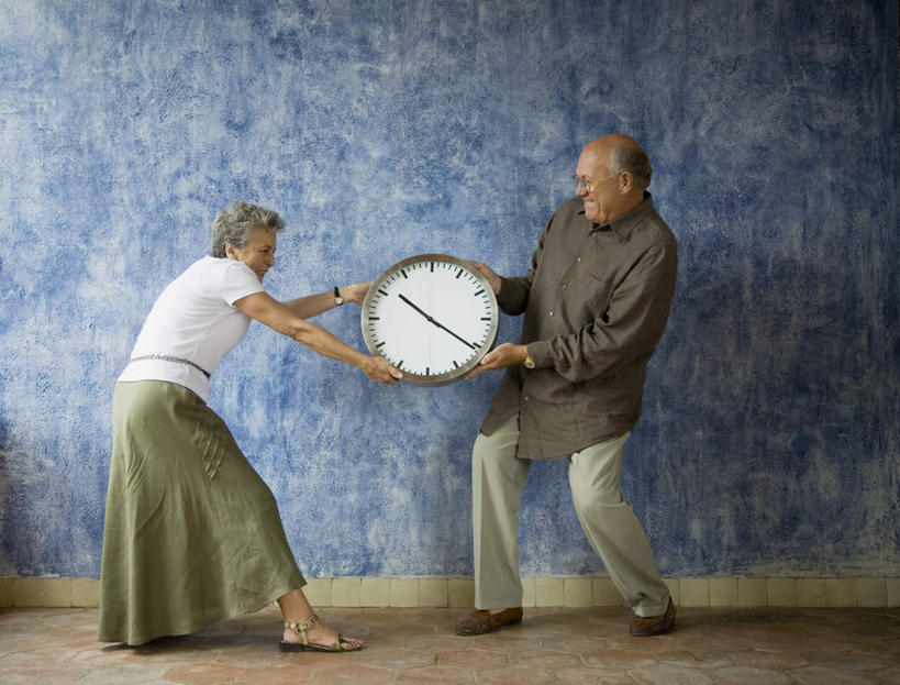 西方人,中年人,两个人,家庭,夫妻,站,横图,室内,白天,正面,裙子,爱情,欧洲,欧洲人,握,争夺,服装,时间,时钟,墙,浪漫,计时,注视,休闲装,长裙,墙壁,墙面,衣服,蓝色,挂钟,钟表,观察,看,站着,休闲,温暖,温馨,一家人,休闲服,表,恩爱,握着,恋人,服饰,观看,半身裙,和睦,察看,关注,男人,男性,女人,女性,中年男性,中年女性,白种人,夫妇,情侣,钟,站立,彩图,全身,伴侣,融洽