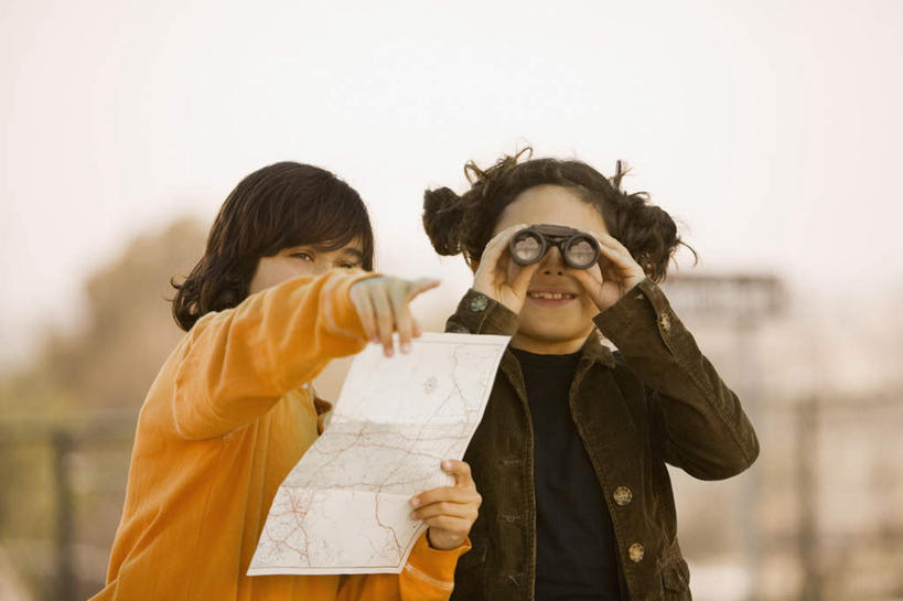 西方人,儿童,两个人,伙伴,朋友,站,举,笑,微笑,露齿笑,横图,室外,白天,正面,探险,友谊,纯洁,神秘,仪器,卫星,宇宙,科技,植物,道路,地图,欧洲,欧洲人,眺望,握,指,服装,检查,朦胧,模糊,研究,反射,分析,科学,太空,太空船,信息,星球,天文望远镜,望远镜,星云,交通,拿,拿着,注视,休闲装,方向,树,树木,小孩,衣服,绿色,自然,观察,看,手势,托,站着,休闲,休闲服,可爱,清晰,探索,童年,童趣,握着,系,服饰,太阳系,生长,放大,成长,观看,引导,指引,发现,仔细,人造卫星,天体,科研,察看,科学技术,瞭望,指向,聚焦,食指,关注,银河系,航天飞机,童真,星体,烂漫,无邪,天文学,远视镜,瞭望镜,外太空,史匹哲太空望远镜,斯皮策太空望远镜,光学,清楚,天真,友情,男孩,男人,男性,女孩,女人,女性,白种人,举起,举手,举着,向上举,向上伸,向上托,站立,半身,彩图,导航,光学仪器,千里镜,男生,女生