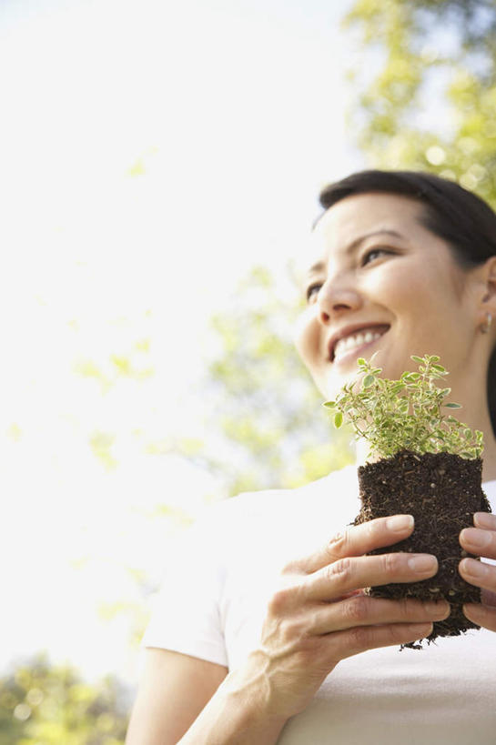 东方人,一个人,站,笑,微笑,露齿笑,竖图,室外,白天,仰视,植物,亚洲,仅一个女性,仅一个人,握,阴影,服装,朦胧,模糊,芳香,光线,盆栽,影子,盆景,拿,拿着,注视,休闲装,黄种人,树,树木,一个,衣服,蓝色,绿色,白色,蓝天,天空,阳光,自然,香草,天,观察,看,站着,仅一个中年女性,休闲,休闲服,握着,服饰,生长,晴朗,单个,成长,观看,吉祥,百里香,麝香草,察看,关注,如意,万里无云,勇气,勇敢,地椒,自尊,不屈,平安,女人,女性,中年女性,亚洲人,晴空,晴空万里,抬头,仰头,站立,半身,彩图,低角度拍摄,柠檬百里香