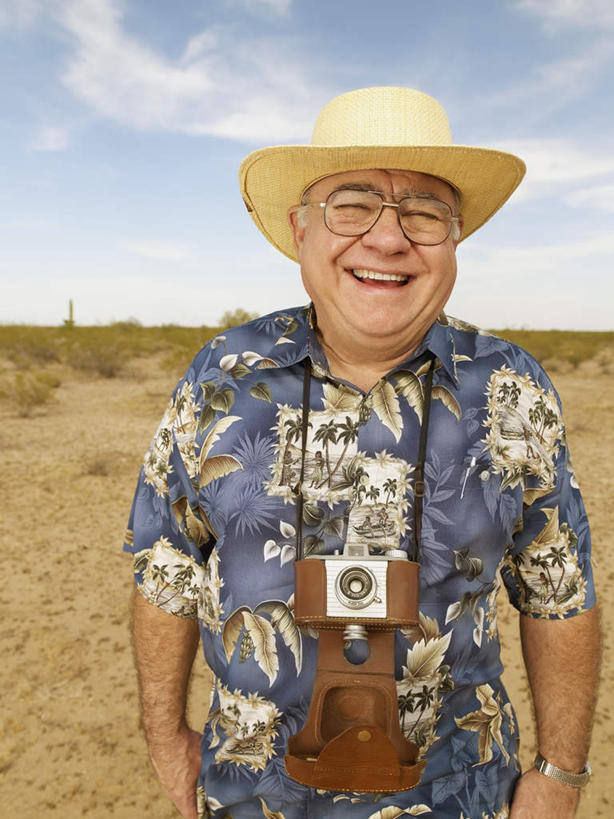 西方人,一个人,站,笑,微笑,露齿笑,竖图,室外,白天,正面,民族服装,衬衫,旅游,度假,美景,植物,帽子,相机,欧洲,欧洲人,仅一个男性,仅一个人,一副,阴影,光线,草帽,眼镜,影子,景观,云,云朵,云彩,注视,娱乐,树,树木,拍照,蓝色,绿色,白云,蓝天,天空,阳光,自然,数码相机,天,观察,看,站着,仅一个老年男性,享受,休闲,景色,单反,放松,摄影,生长,晴朗,成长,观看,单反相机,老花镜,察看,关注,自然风光,远视眼镜,老年男性,男人,男性,白种人,照相机,晴空,站立,半身,彩图,衬衣,传统服装,民俗服,照相,夏威夷衬衫