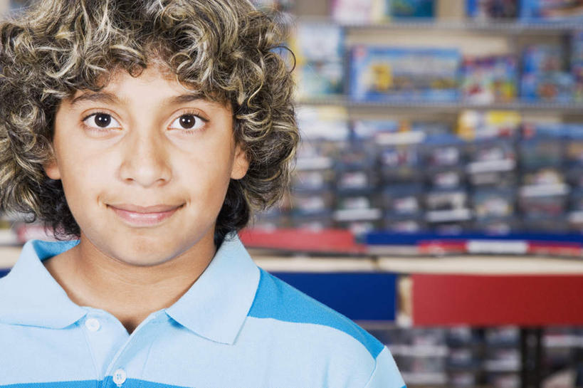 西方人,儿童,脸,头,脸颊,头发,一个人,商店,站,笑,微笑,横图,室内,特写,白天,正面,游戏,纯洁,玩具,欧洲,欧洲人,仅一个男性,仅一个人,阴影,服装,朦胧,模糊,反射,影子,墙,棕色,玩,注视,休闲装,娱乐,商铺,肩膀,墙壁,墙面,小孩,衣服,观察,看,站着,仅一个小孩,休闲,休闲服,可爱,童年,童趣,益智,服饰,观看,活动,察看,发泄,关注,消遣,智力,童真,玩具店,烂漫,无邪,宣泄,市肆,商号,天真,男孩,男人,男性,白种人,孩子,头部,卷发,脸部,脸蛋,面部,玩耍,嬉戏,站立,半身,彩图,店铺,短发,男生