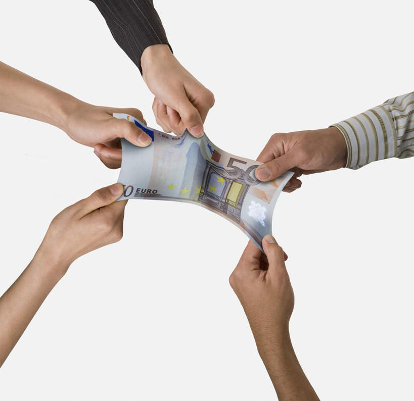 西方人,手,同事,商务人士,商务男性,商务女性,横图,俯视,室内,特写,白天,白色背景,衬衫,成功,合作,团队,集体,信心,钱,欧洲,欧洲人,五个人,一张,抢,握,阴影,套装,环绕,围绕,反射,钱币,影子,许多人,欧元,拿,环抱,拿着,队伍,一群人,手部,握着,钞票,金融,纸币,摄影,影棚,经济,领导,成就,商务装,合伙,领袖,流通,纸钞,贸易,工薪阶层,萦绕,货币,现金,男人,男性,年轻男性,年轻女性,女人,女性,白种人,白领,上班族,半身,彩图,高角度拍摄,影棚拍摄,衬衣,拍摄