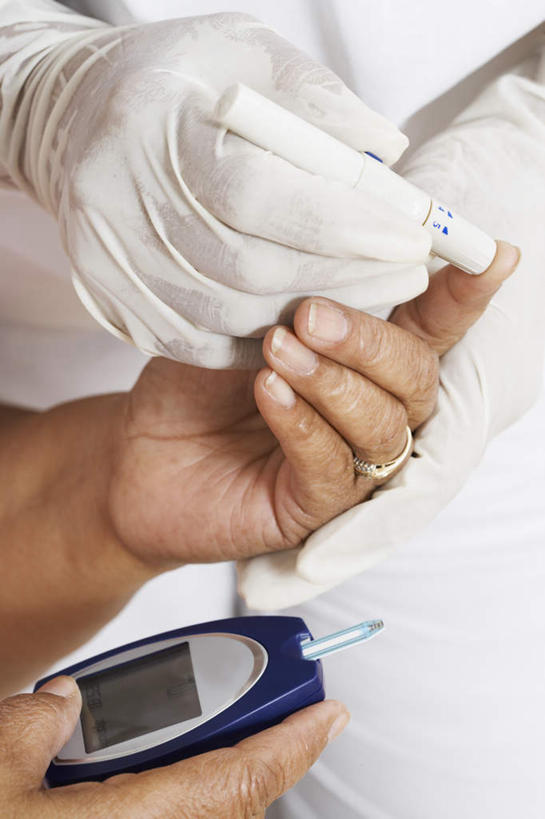 西方人,手,两个人,病人,护士,握手,竖图,俯视,室内,特写,白天,欧洲,非洲,黑人,欧洲人,双手,握,阴影,反射,影子,拿,拿着,白色,手套,手部,橡胶,握着,白衣天使,病患,医疗器械,橡胶手套,医疗工具,橡胶制品,医用手套,老年女性,女人,女性,中年女性,非洲人,患者,就医者,搀手,拉手,手搀手,手拉手,手牵手,手握手,半身,彩图,高角度拍摄,血糖检测仪,血糖仪