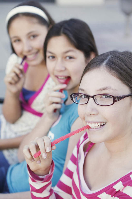 东方人,西方人,儿童,三个人,伙伴,朋友,坐,笑,吃,微笑,露齿笑,竖图,俯视,室外,白天,友谊,纯洁,欧洲,欧洲人,亚洲,一副,一排,握,服装,整齐,装饰,头饰,眼镜,食品,糖,糖果,甜点,甜品,拿,拿着,注视,休闲装,黄种人,食物,排列,小孩,衣服,发箍,发饰,饰品,甜食,观察,看,休闲,休闲服,可爱,童年,童趣,握着,服饰,头箍,观看,华丽,修饰,点缀,察看,队列,关注,发卡,近视眼镜,童真,烂漫,无邪,配饰,甘草糖,衬托,美观,雅致,雅观,天真,友情,女孩,女人,女性,白种人,亚洲人,嚼,食,坐着,半身,彩图,高角度拍摄,盐甘草糖,女生